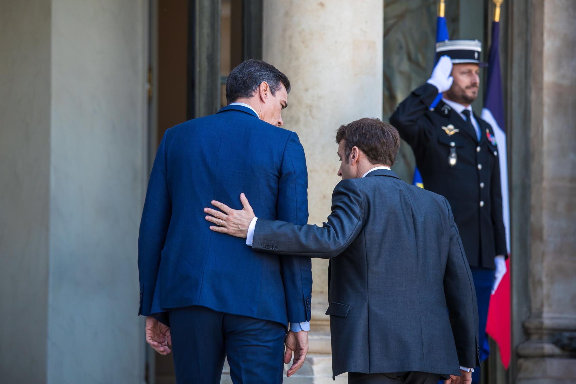 CHRISTOPHE PETIT TESSON  Spanish Prime Minister Sanchez in Paris  Paris (France), 21/03/2022.- French president Emmanuel Macron (R) welcomes Spanish Prime Minister Pedro Sanchez (L) at the Elysee Palace in Paris, France, 21 March 2022. (Francia, España) EFE/EPA/CHRISTOPHE PETIT TESSON