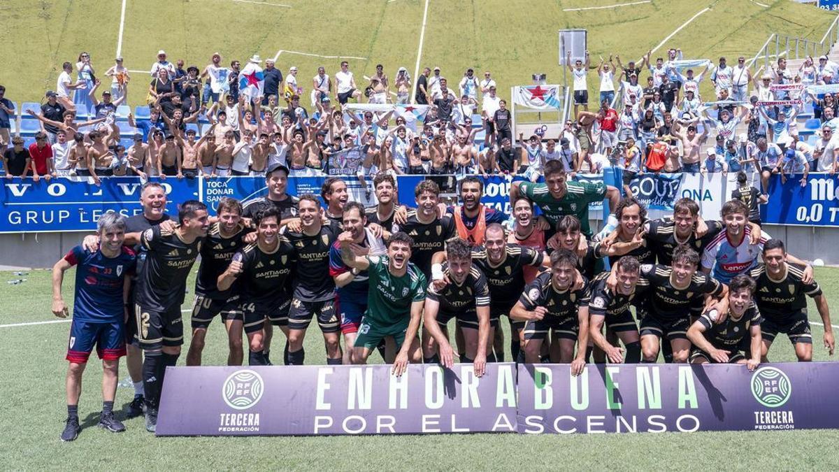O plantel do Compostela celebra xunto aos seus afeccionados.