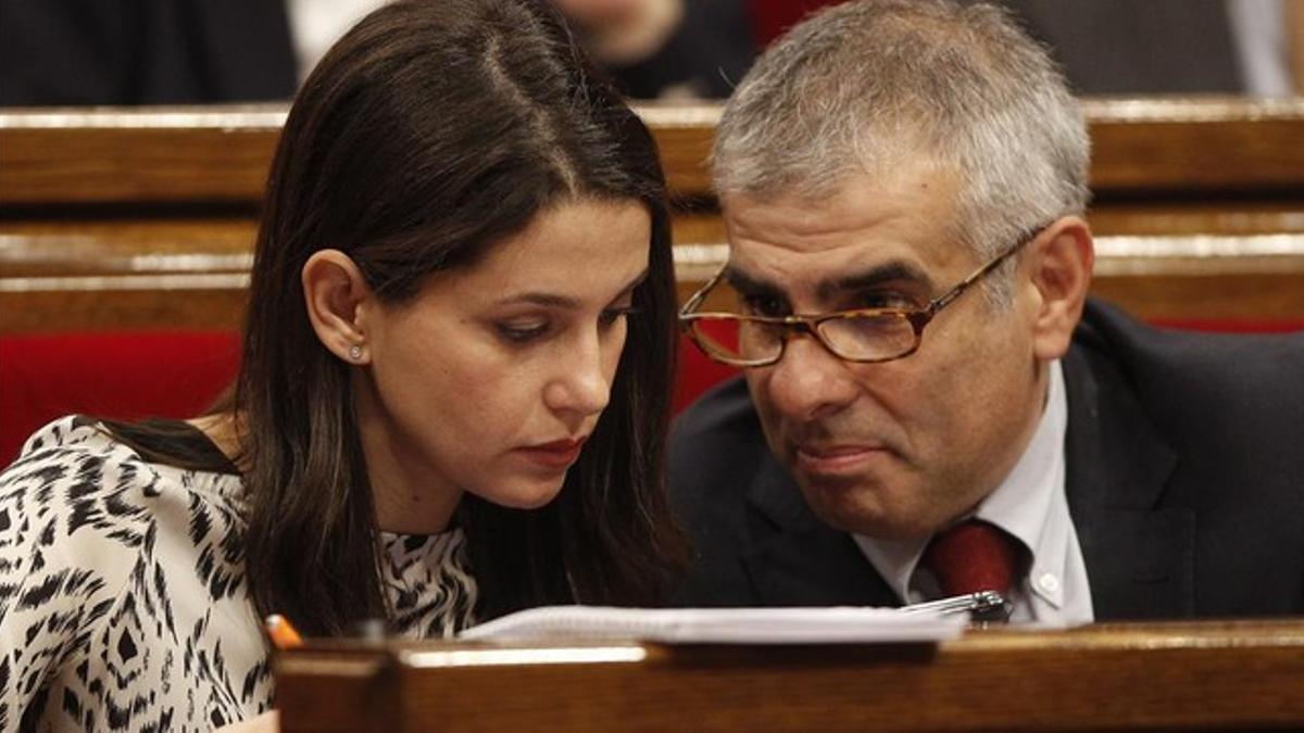 Los diputados de Ciutadans Inés Arrimadas y Carlos Carrizosa, el pasado lunes, durante el primer debate de investidura en el Parlament.