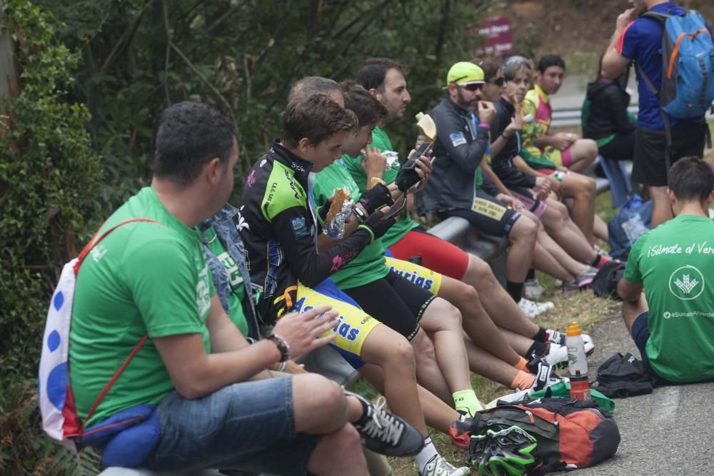 Ambientazo ciclista en el Naranco