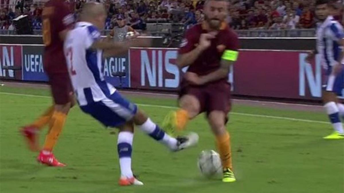 De Rossi, expulsado por una dura entrada sobre Pereira