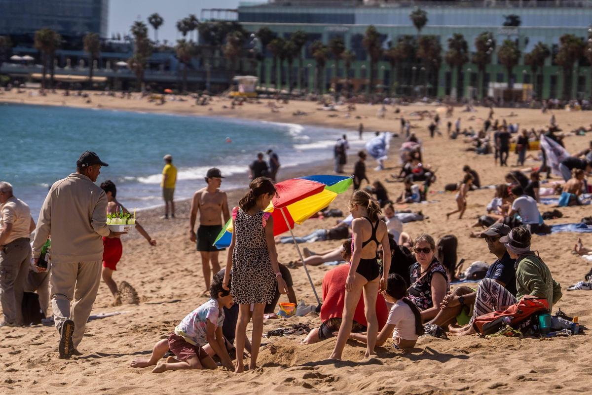 Ambiente de verano en las playas de Barcelona por Semana Santa