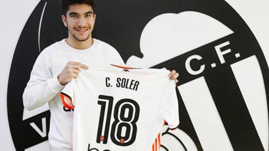 Carlos Soler, con su nuevo dorsal