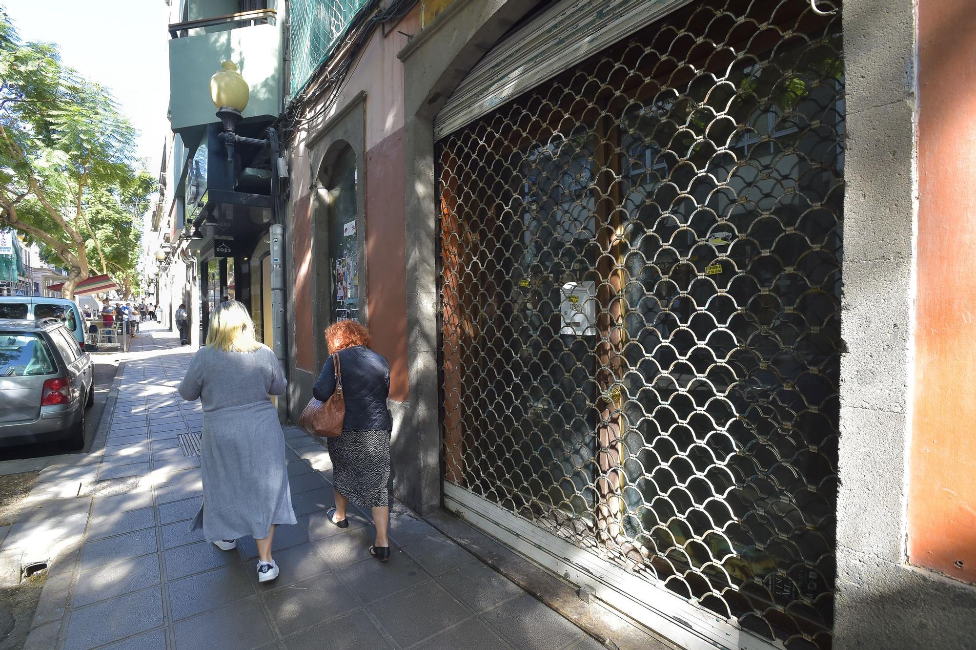 Comercios cerrados o en disolución total en la zona comercial de Triana