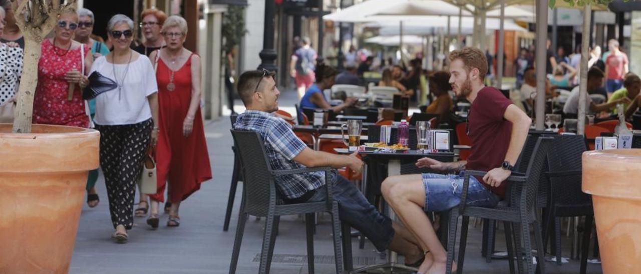 Las terrazas de la calle Castaños son las más transitadas por vecinos y turistas durante todo el año.