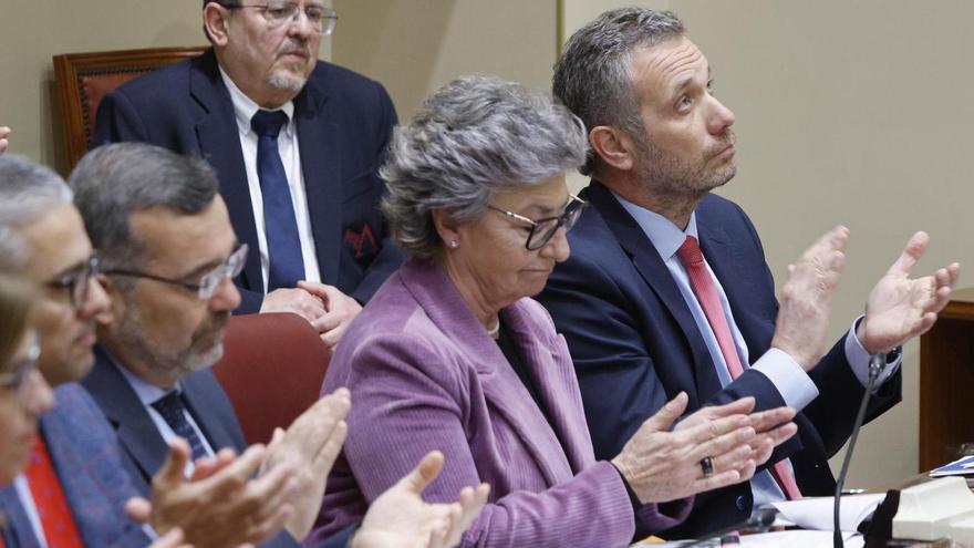 Joaquín Segado (dcha.) en la bancada popular del Salón de Plenos de la Asamblea.