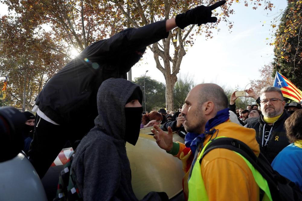 Tensió i enfrontaments entre Mossos i manifestants al centre de Barcelona
