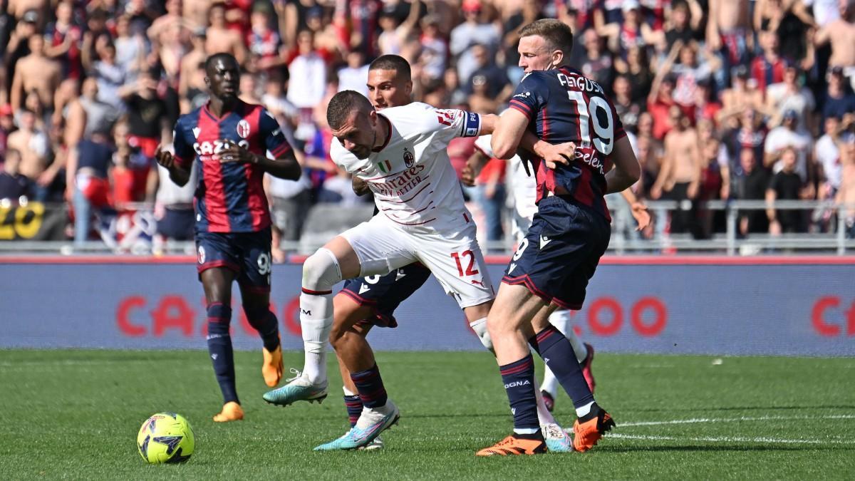 El delantero del Milan Ante Rebic intenta escurrirse entre dos jugadores del Bolonia