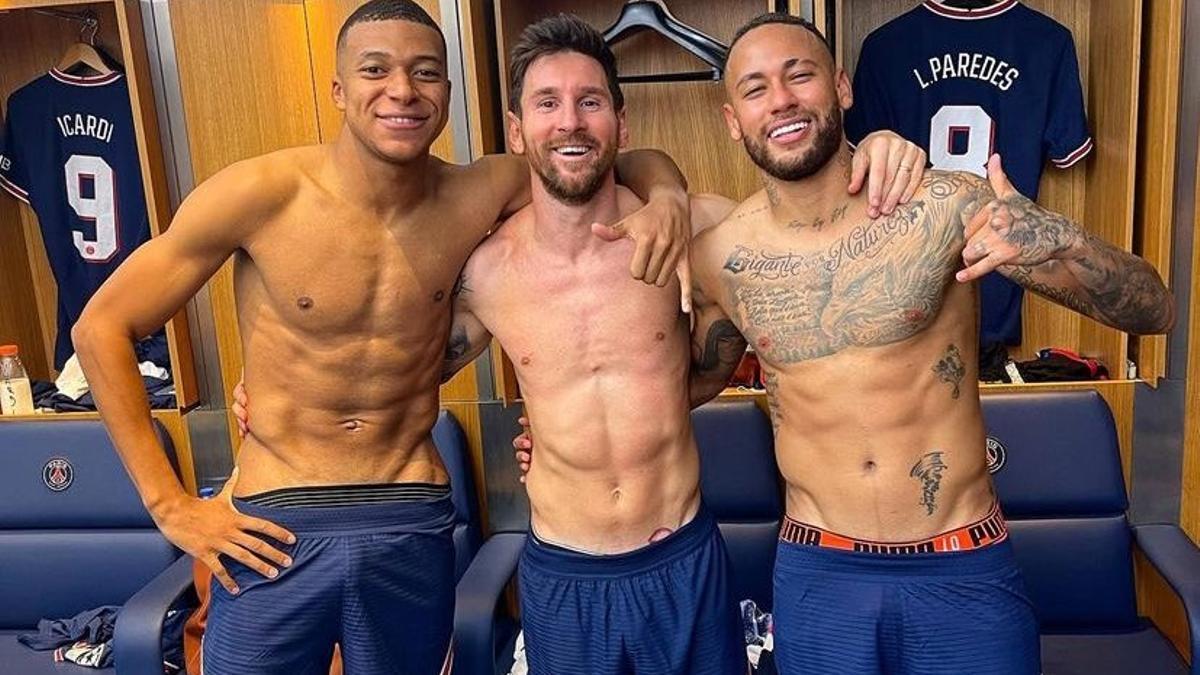 Mbappé, Messi y Neymar posaron en el vestuario