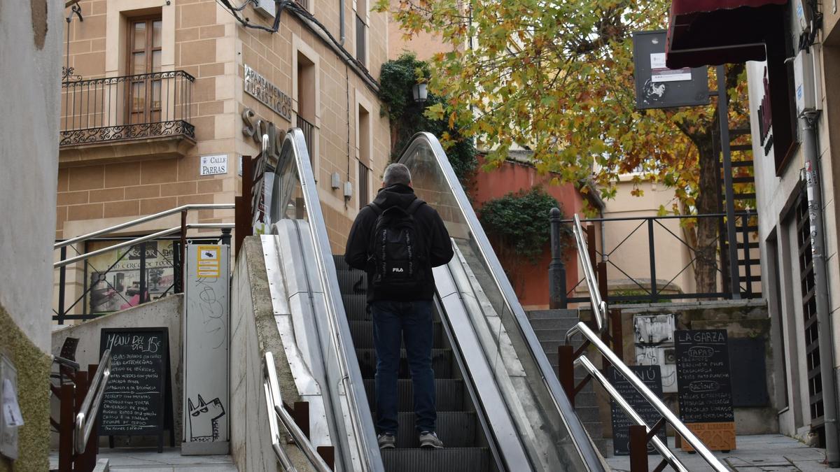 Imagen de un viandante subiendo las escaleras de la calle Alzapiernas.