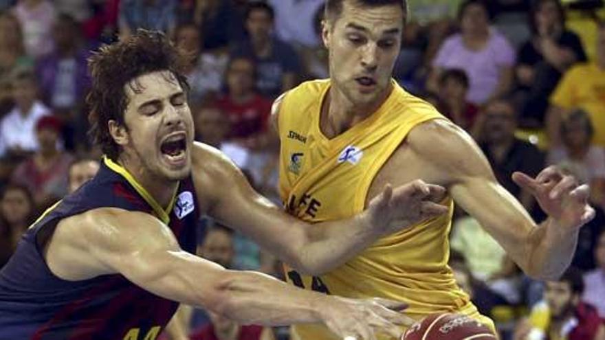 Ante Tomic pelea un rebote con Levon Kendall