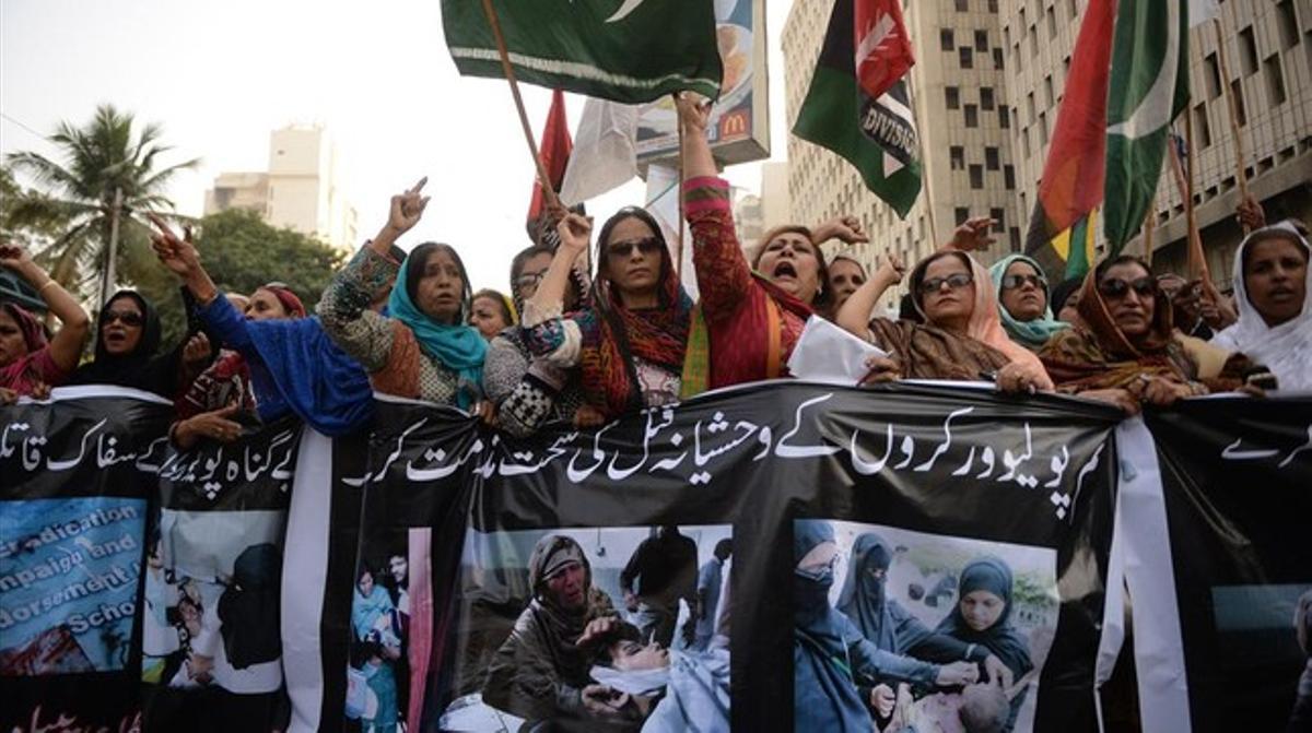 Seguidores del Partit del Poble del Pakistan (PPP) protesten pels atacs als vacunadors contra la pòlio, a Karachi, aquest dimecres. Seguidores del Partit del Poble del Pakistan (PPP) protesten pels atacs als vacunadors contra la pòlio, a Karachi, aquest dimecres.