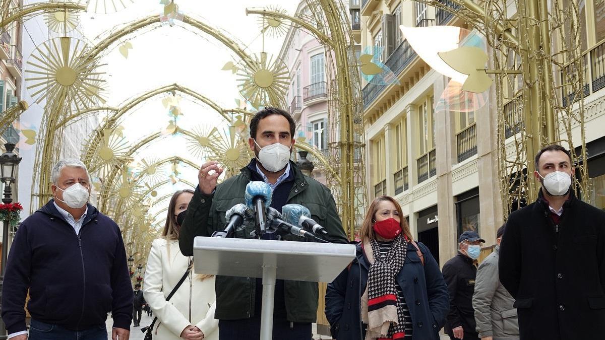 Pérez, hoy, junto a sus concejales en calle Larios.