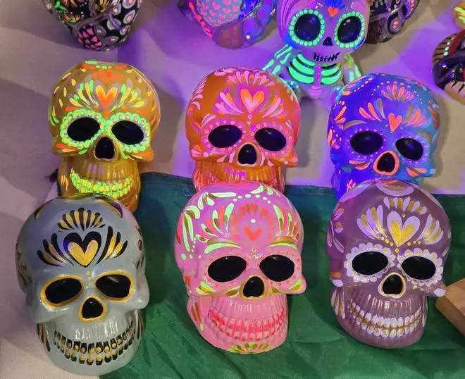 Los mexicanos de Galicia traen su cultura y su artesanía a un mercadillo en Vigo