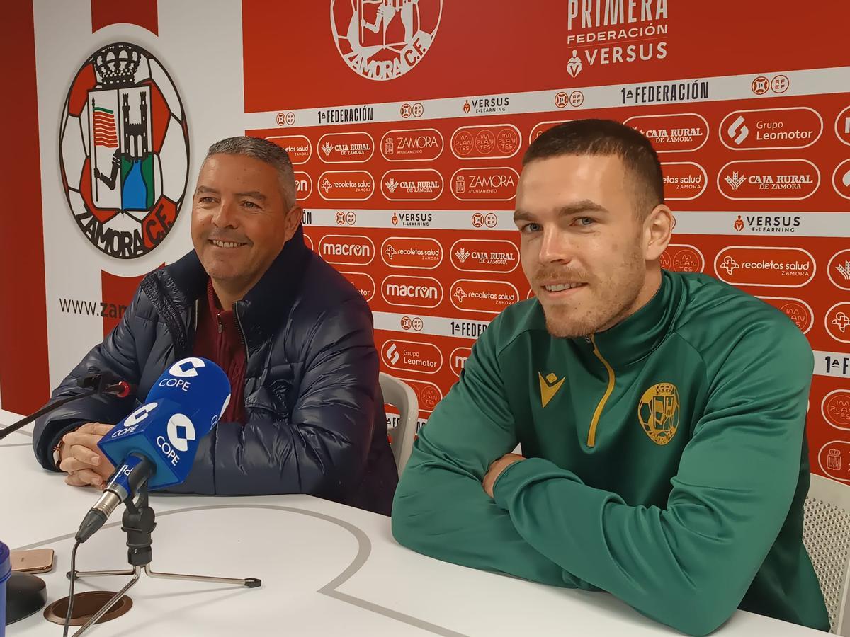David Vizcaíno y Diego Moreno, en la presentación del jugador como rojiblanco
