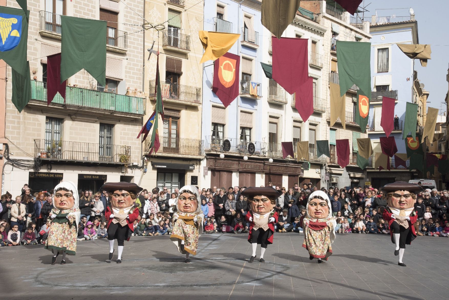 La imatgeria i els Tirallongues es llueixen enmig d'una plaça Major plena per la Festa de la Llum