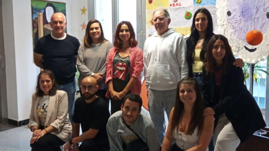 Miembros de Aspamsim con las
ediles de Cangas y Moaña.