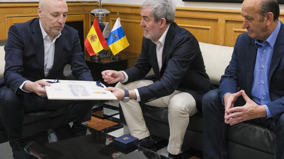 Clavijo recibe al presidente de la UD Miguel Ángel Ramírez