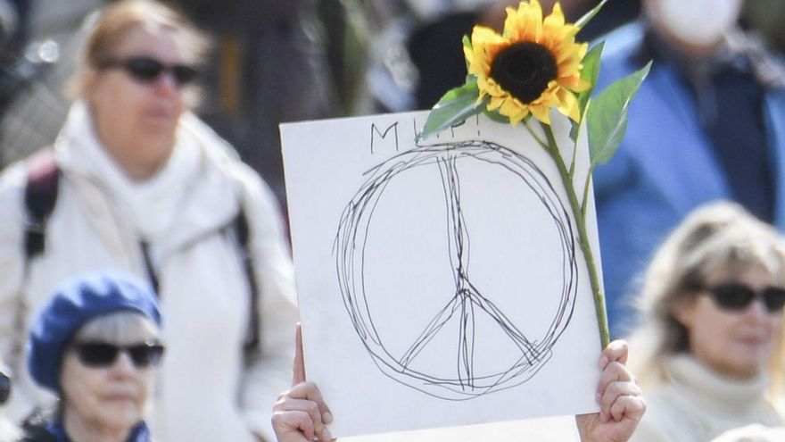 Manifestació per la pau a la plaça del Senat de Hèlsinki, diumenge | KIMMO BRANDT/EFE