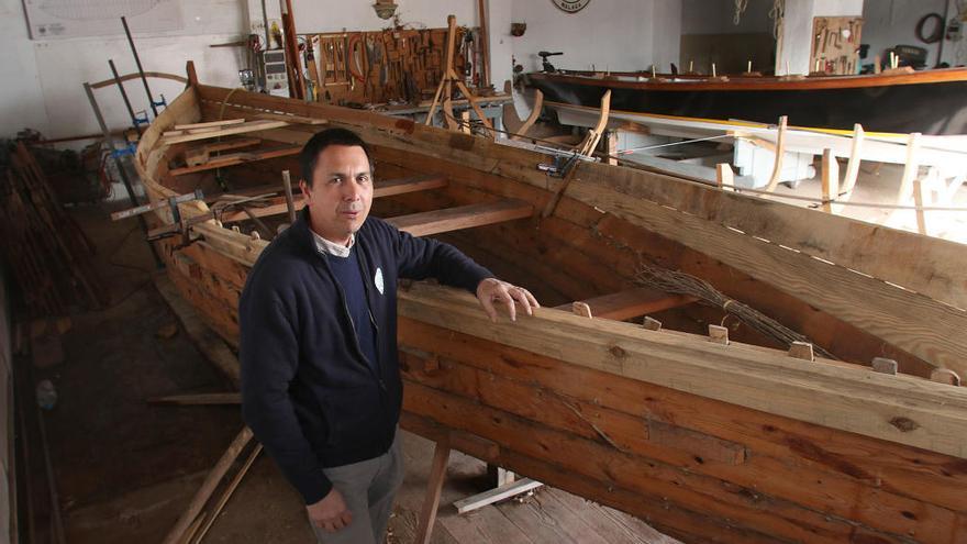 Alfonso Sánchez-Guitard, el pasado mes de febrero junto a una réplica de un barco fenicio de 2.700 años, realizado con técnicas tradicionales.