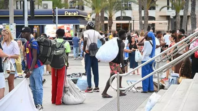 Operativo policial en el paseo del Puerto de Alicante contra la venta ambulante