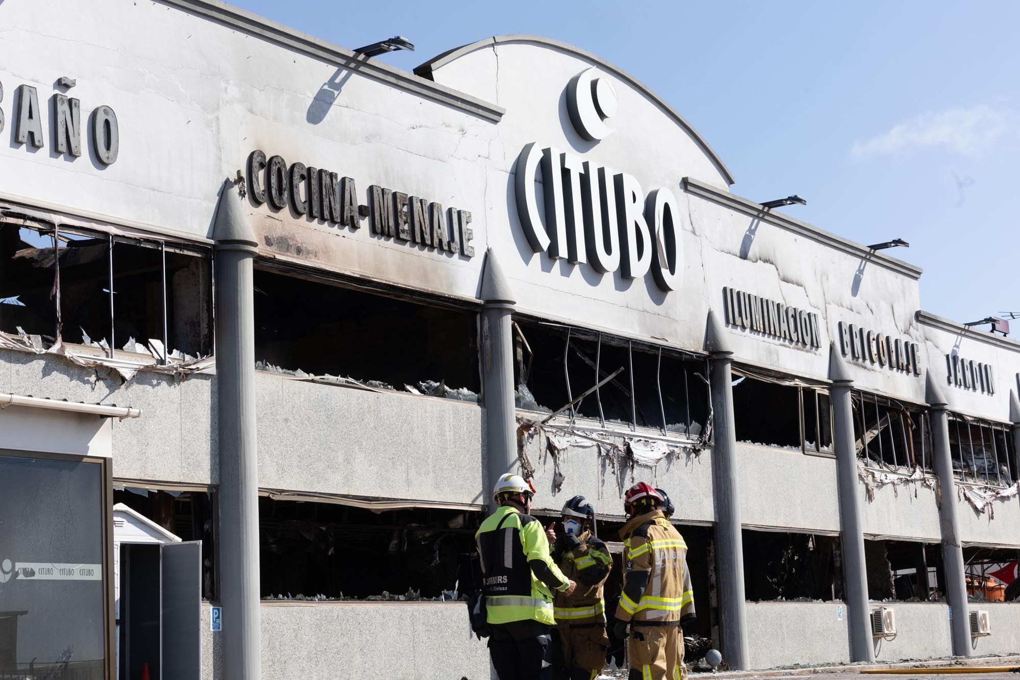 Desoladoras imágenes el día después del incendio de la nave de Citubo en Ibiza