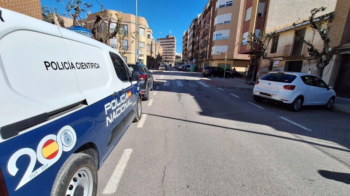 La Policía Científica realizó ayer pesquisas y analizó a conciencia el lugar de los hechos, en la calle Camí Real.