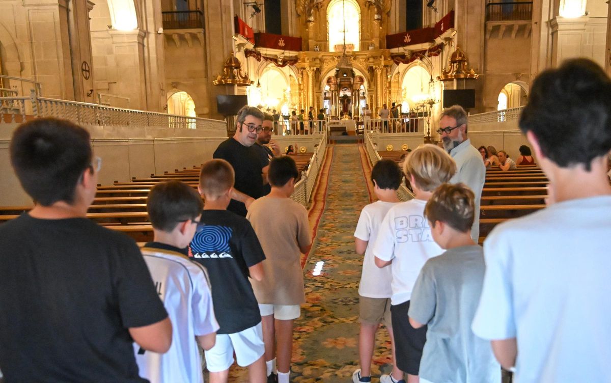 El mestre de Cerimónies y el de Capella en un ensayo el pasado mes de julio.