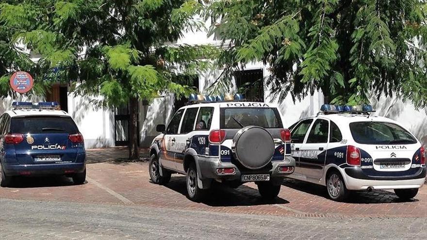 La escasez de agentes en Almendralejo propicia que haya horas sin patrullas en la calle