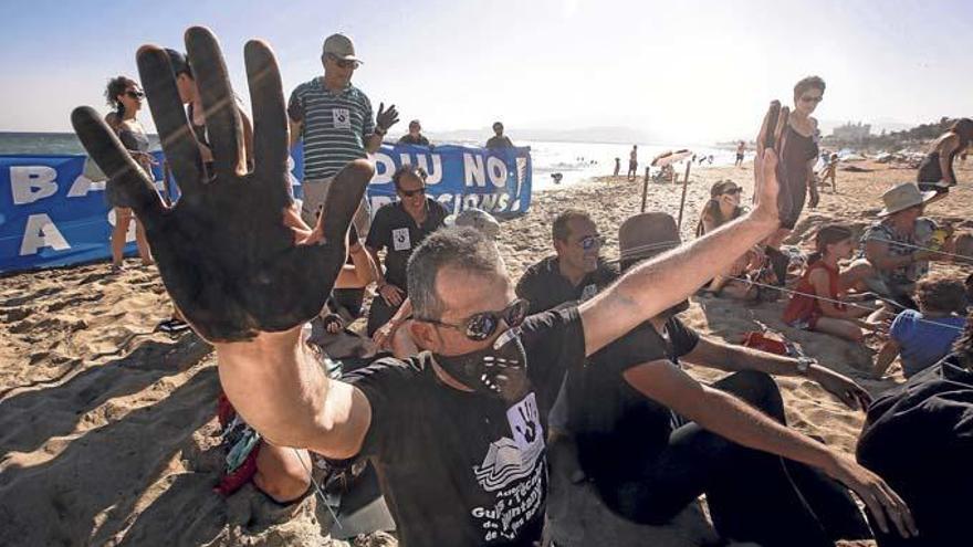 „Balears diu no&quot; - die „Balearen sagen Nein&quot; zu den geplanten Erdölbohrungen. Demonstranten am Stadtstrand von Palma im Juni 2014.