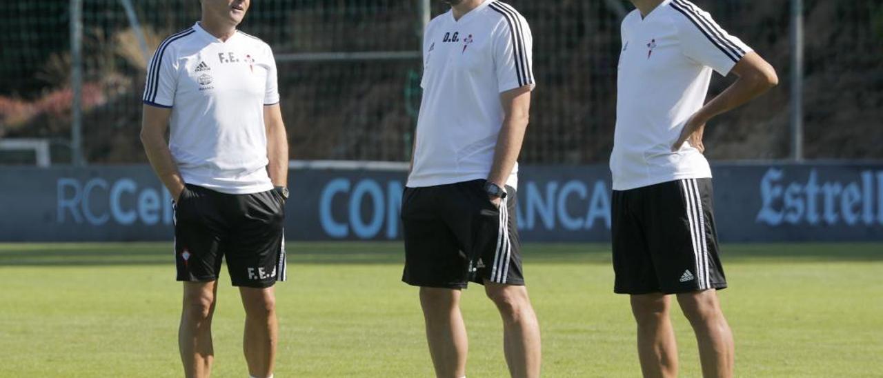 Fran Escribá departe con David Generelo y Borja Oubiña en un reciente entrenamiento del Celta.