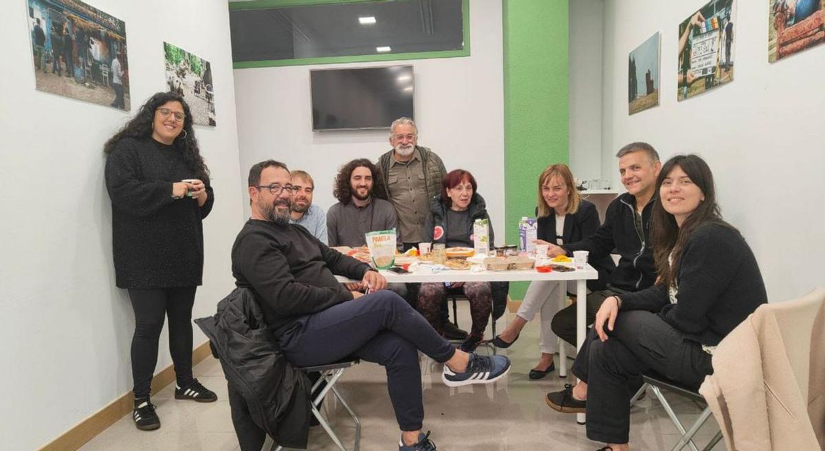 Varios de los encerrados en la sede de Podemos en Gijón, cenando ayer. Tomé es la tercera por la derecha.