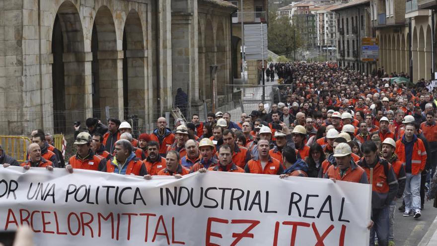 Miles de personas se manifiestan contra el cierre la planta de Arcelor Mittal de Zumárraga