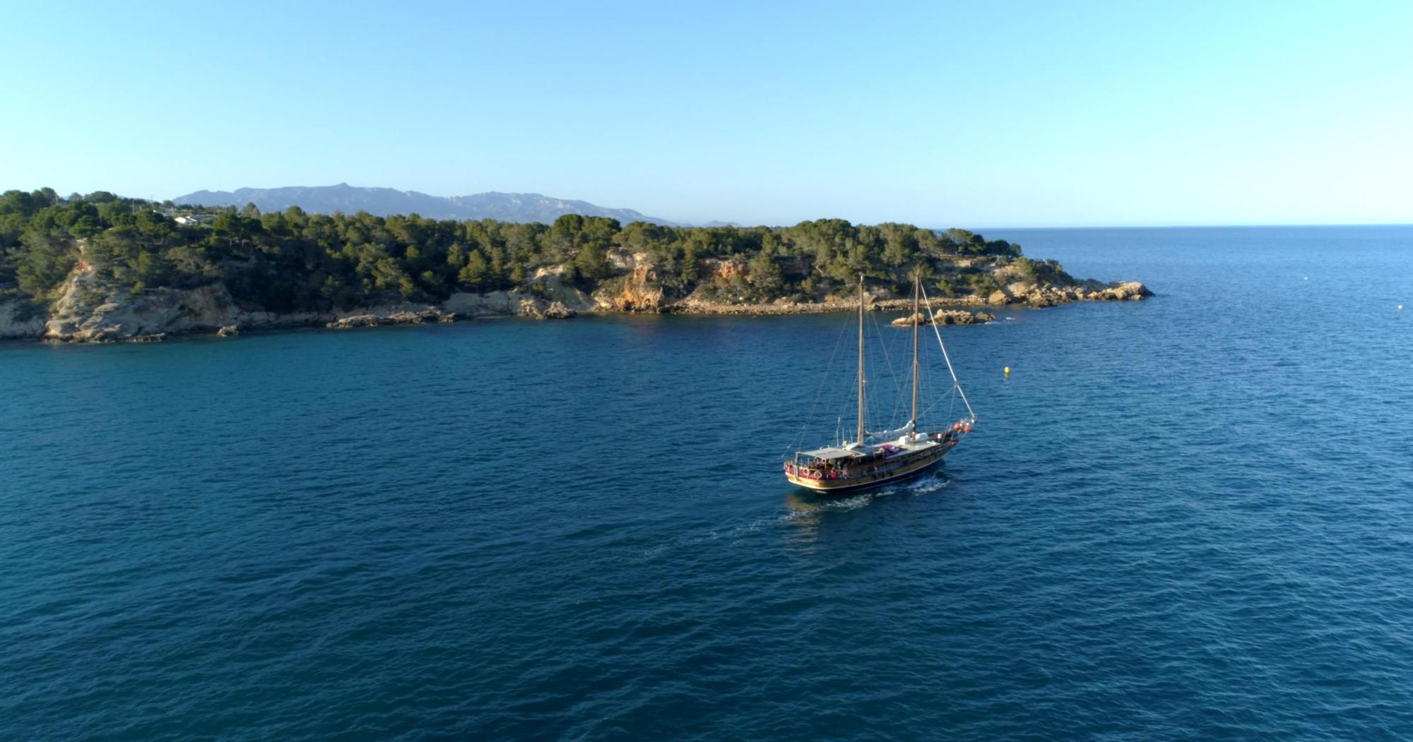 Imagen de un barco navegando en las costas de  l'Ametlla de Mar