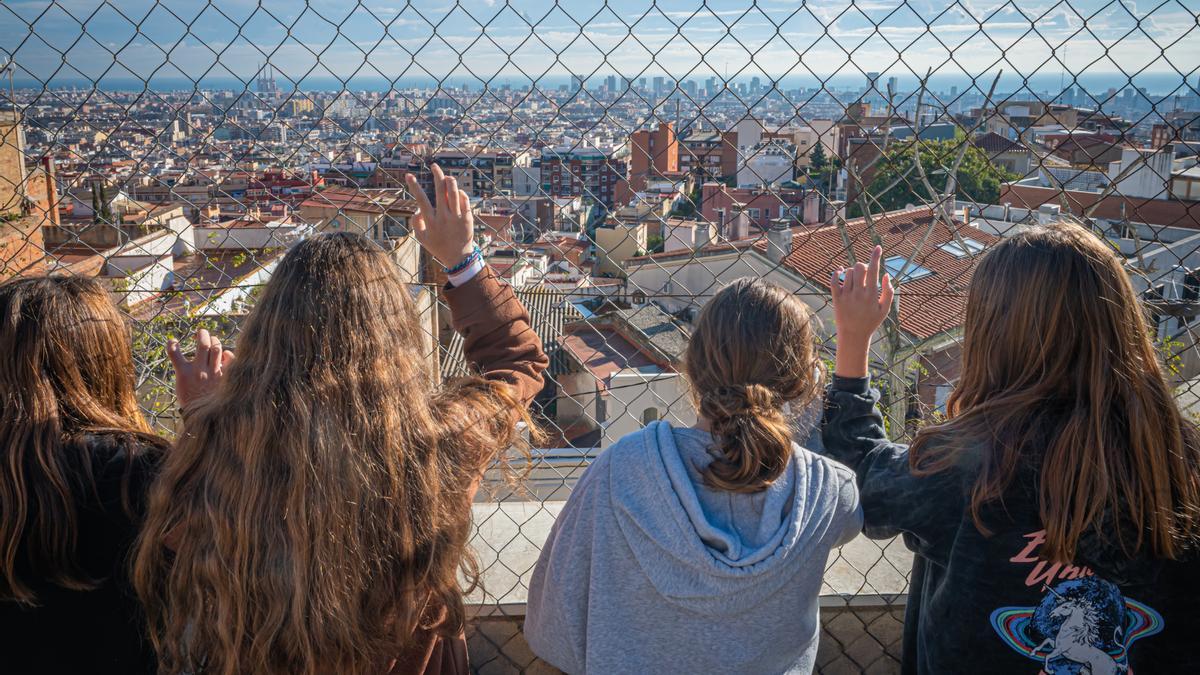 Un grupo de alumnas del instituto Francisco de Goya de Barcelona contempla las vistas desde el patio.