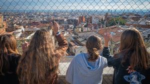 Un 62% d’adolescents catalans consumeixen televisió només en castellà