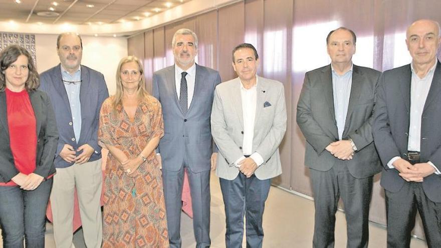 De izquierda a derecha, Gemma Martínez, Jaime Abella, Eva Blasco, Adolfo Utor, Julio Monreal, José Vicente Morata y Juan Antonio López Ruiz de Zuazo. fernando bustamante