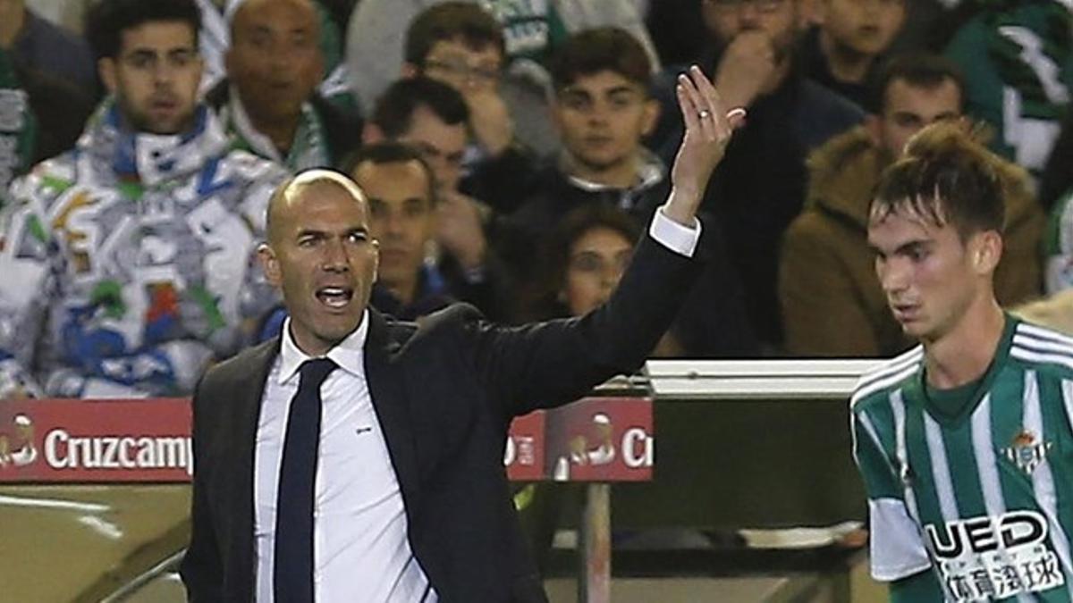 Zidane protesta una jugada en el Benito Villamarín.