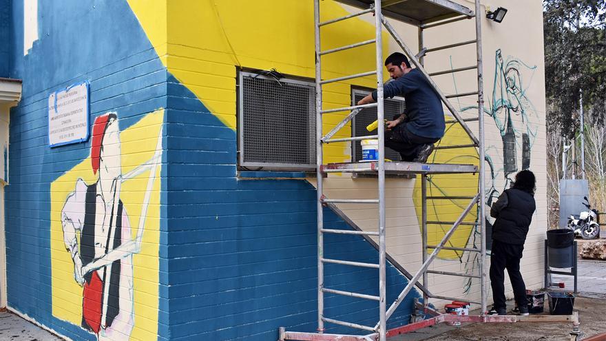 Comencen els treballs per pintar el quart mural de Caramelles al centre de Súria