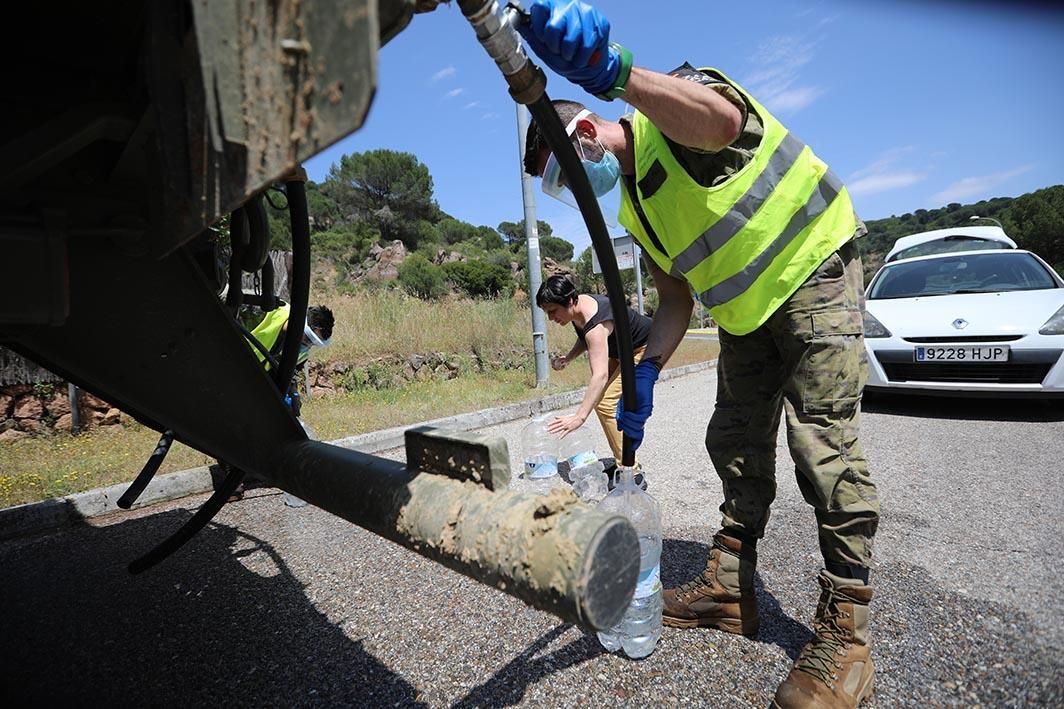 El Ejército y Emacsa reparten agua potable en la urbanización de Las Jaras