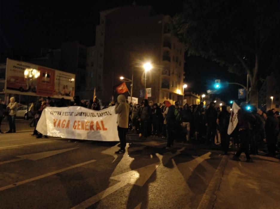 Protesta dels CDR a Girona en el marc de la vaga general