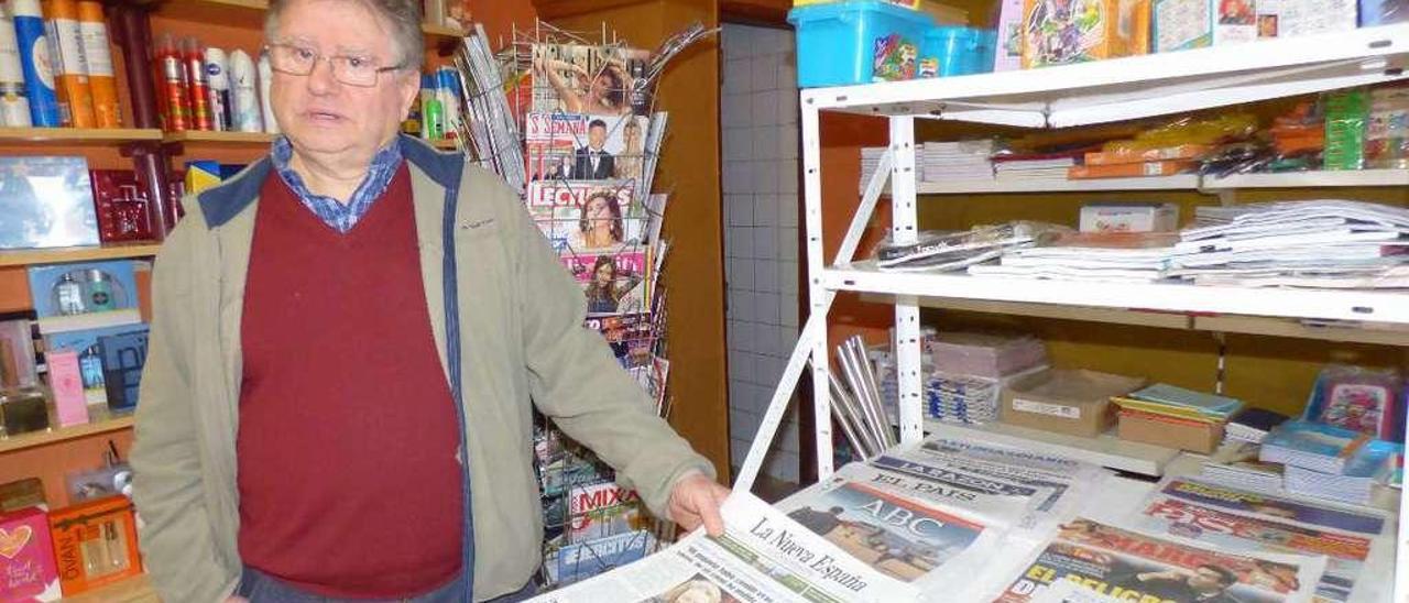 Pedro Queipo, en la zona de venta de prensa de la tienda.