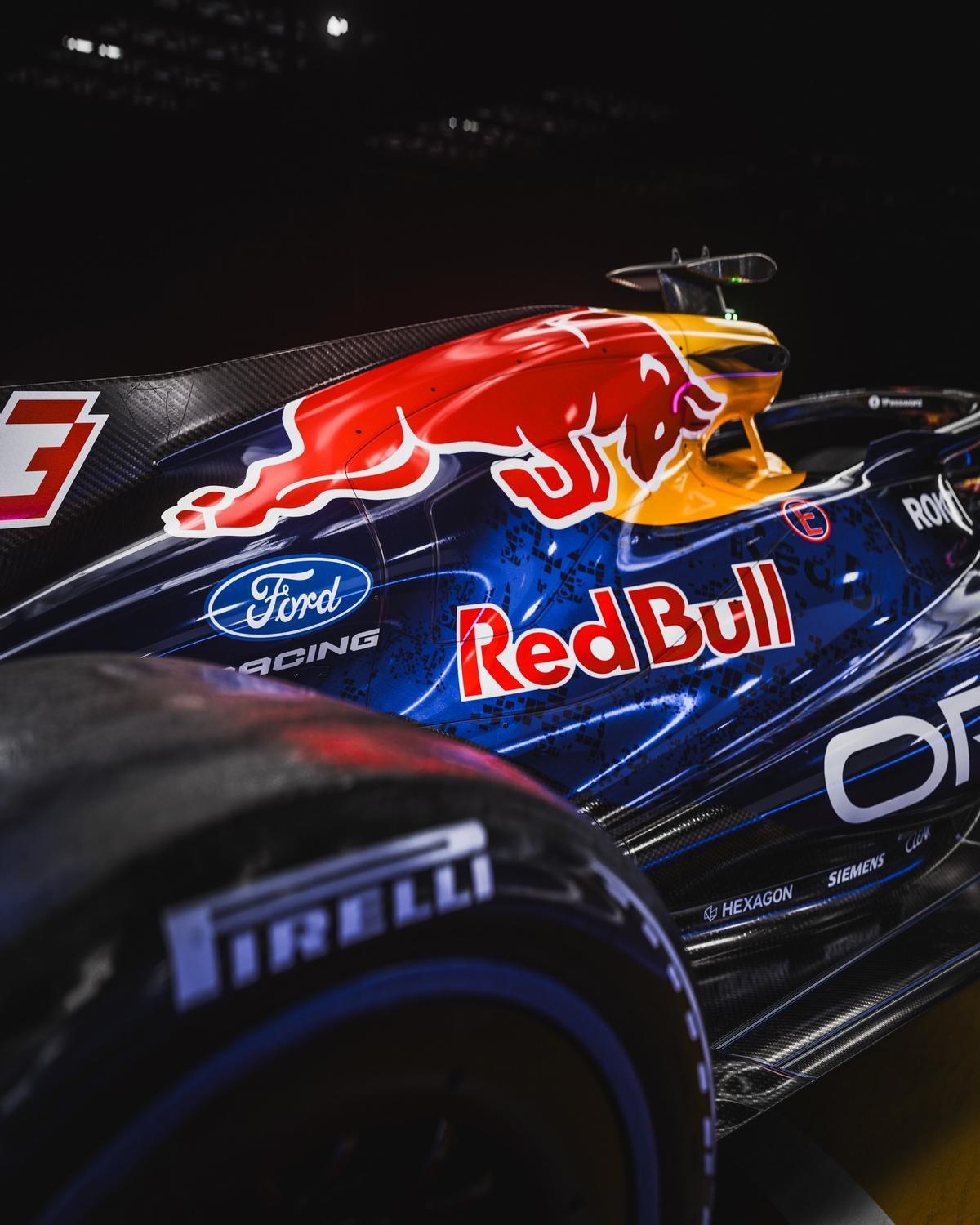Red Bull Racing reveló  el diseño de su RB22 en Detroit, cuna de Ford, con un azul de estilo retro en un acto en el que participó Max Verstappen.