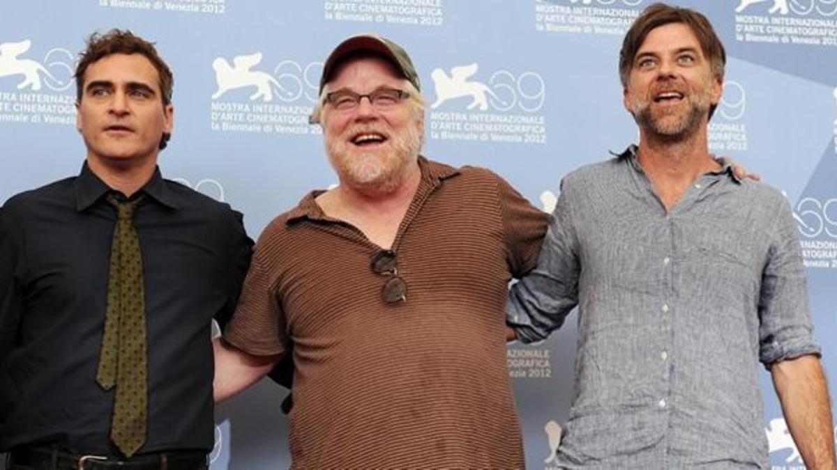Los actores Joaquin Phoenix (izquierda)y Philip Seymour Hoffman (centro), con el director Paul Thomas Anderson durante el pase de la película 'The Master' en Venecia.