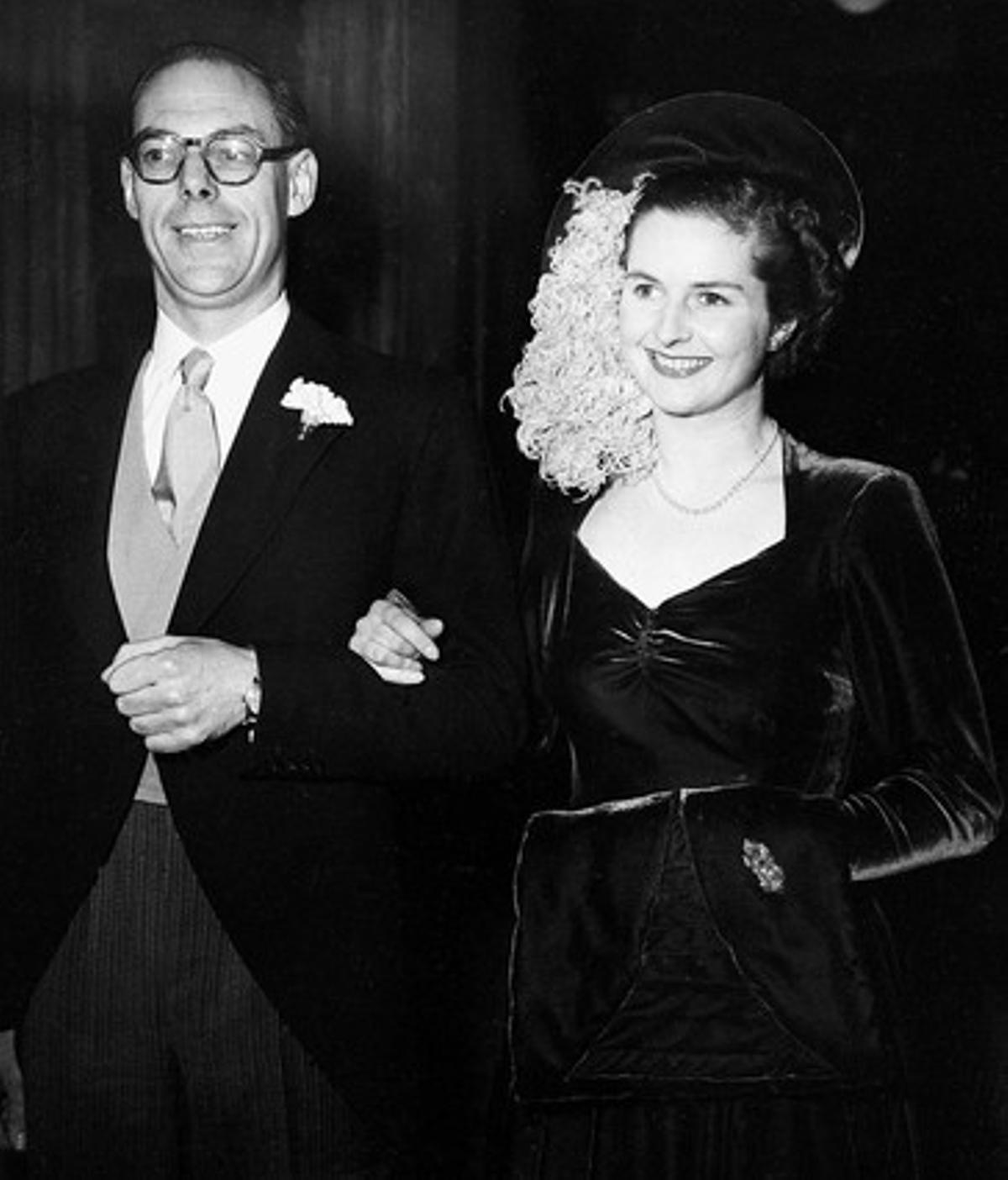 Margaret Thatcher y su marido, Denis Thatcher, el día de su boda, el 13 de diciembre de 1951.