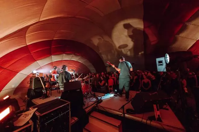 El Petit de Cal Eril en un iglú de vent.