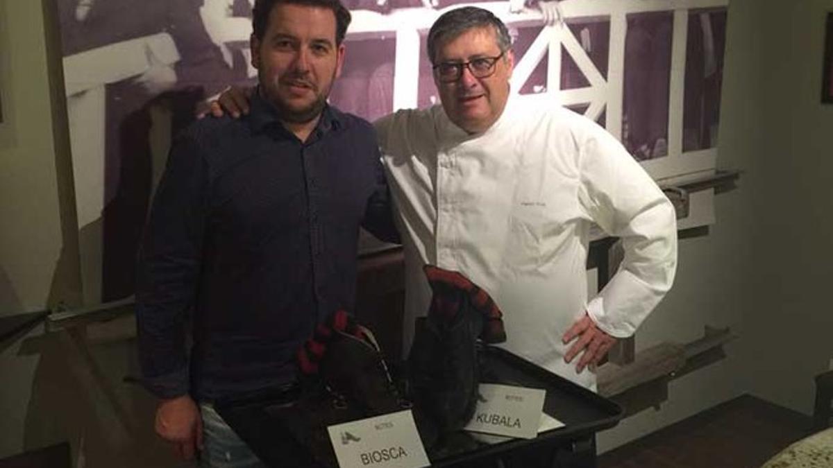 El coleccionista Dani Crespo y el chef Fermí Puig con las botas de Biosca y Kubala que presiden el reservado Les Corts del restautante del prestiguioso cocinero catalán
