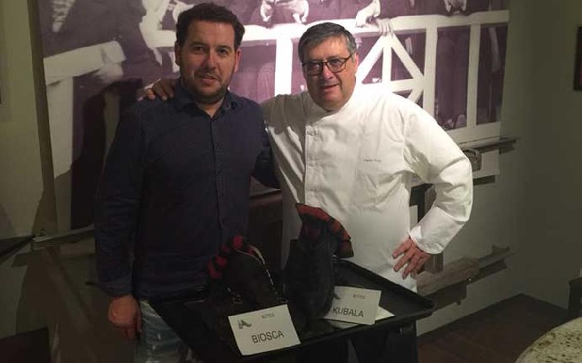 El coleccionista Dani Crespo y el chef Fermí Puig con las botas de Biosca y Kubala que presiden el reservado Les Corts del restautante del prestiguioso cocinero catalán