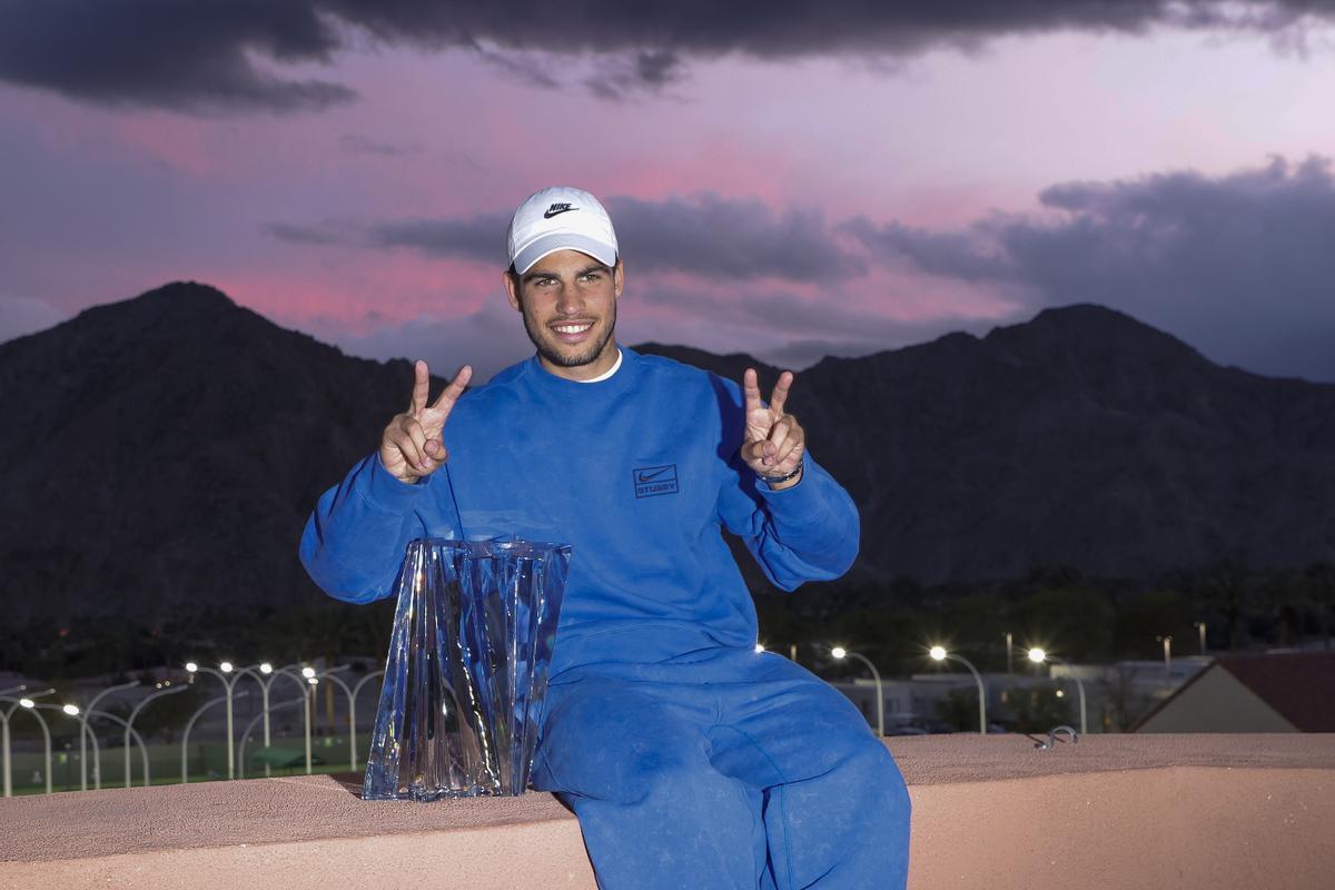 Carlos Alcaraz posa con el trofeo de campeón de Indian Wells.