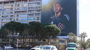 Dos jugadores del Melilla celebran un gol simulando esnifar cocaína